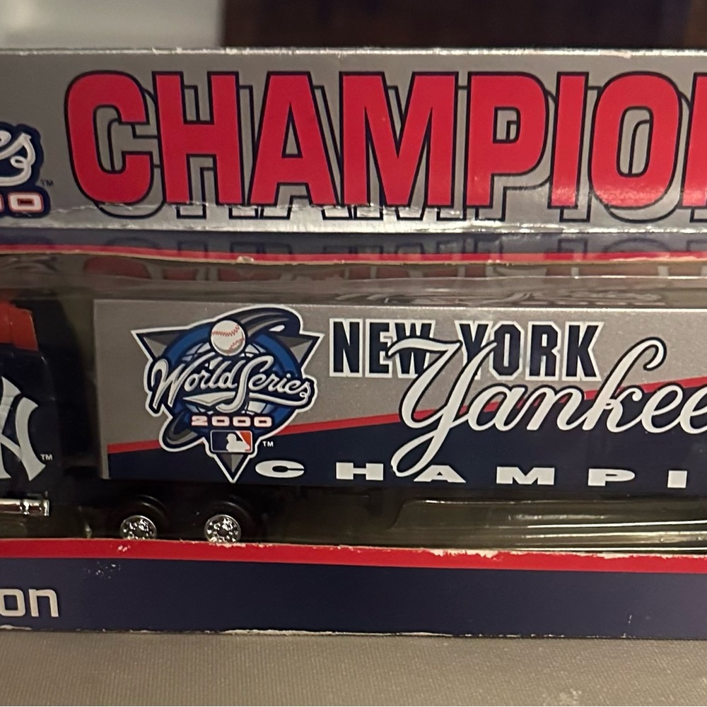 NY Yankees White Rose Collectibles 2000 World Series ChampionsTractor Trailer